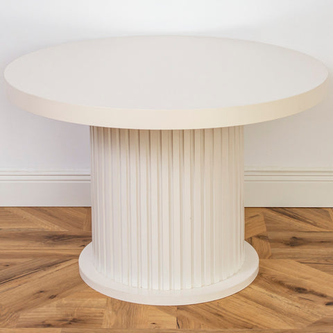 MASUTA ALBA DE CAFEA ROTUNDA CU RIFLAJE, 70x70x50cm