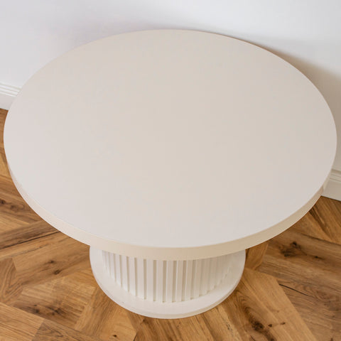MASUTA ALBA DE CAFEA ROTUNDA CU RIFLAJE, 70x70x50cm
